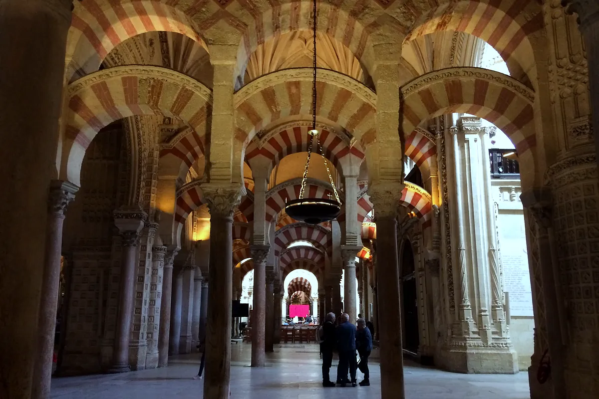 Los arcos dobles rojos y blancos de la Mezquita-Catedral de Córdoba