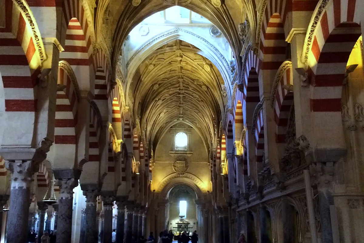 La nave de la catedral construida dentro de la Mezquita de Córdoba