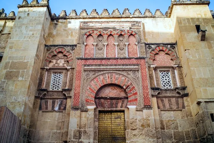 Una de las puertas labradas del muro exterior de la Mezquita-Catedral