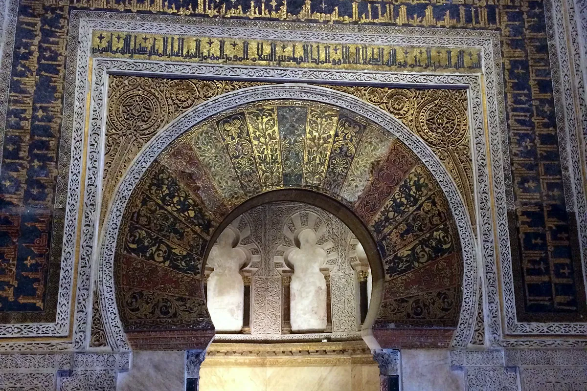 El arco dorado del mihrab de la Mezquita-Catedral de Córdoba
