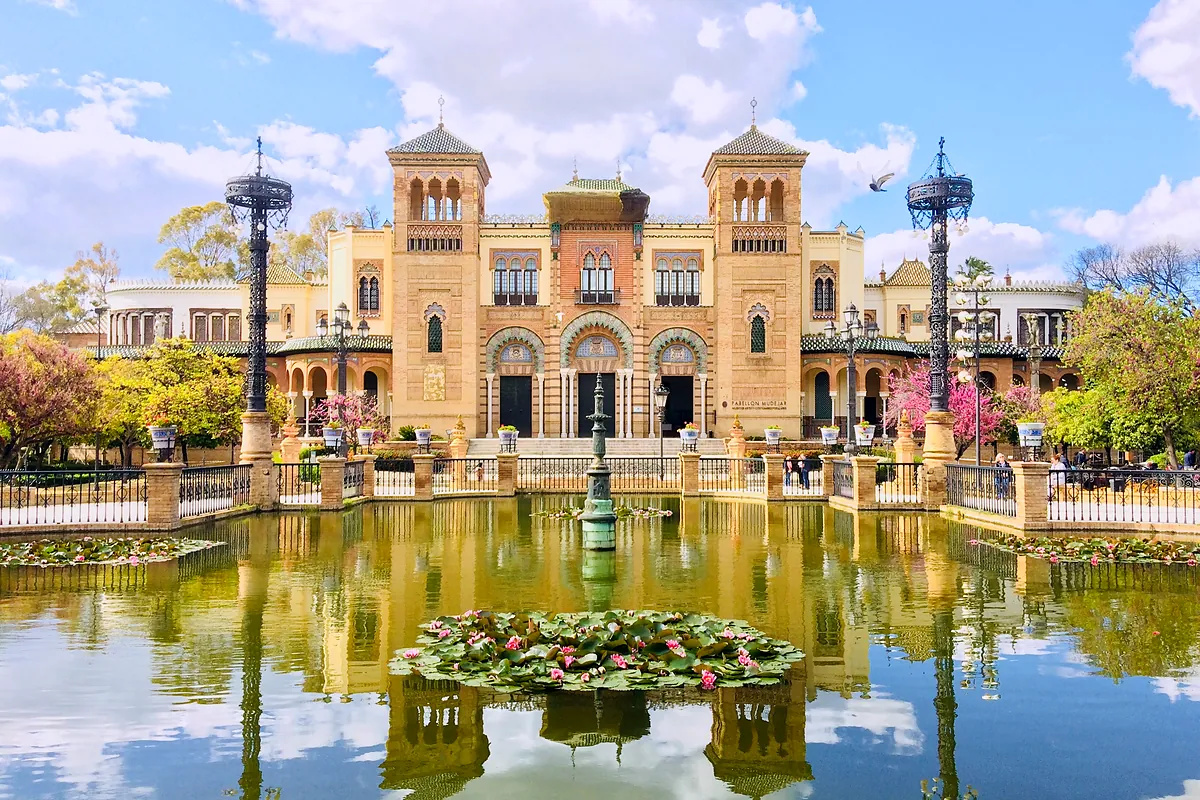 A pavilion and its pond in María Luisa Park, Seville